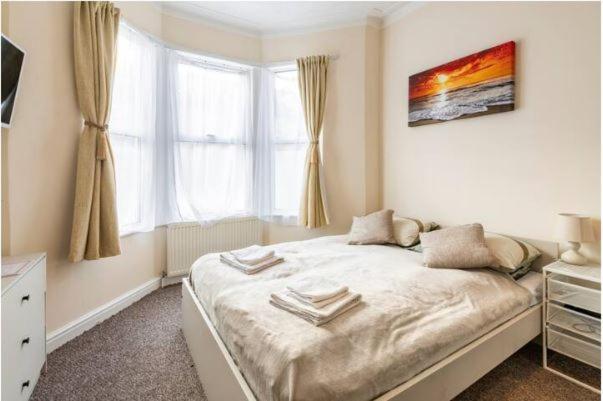 Lovely 1-Bedroom Condo Near The Sea Front サウスエンド・オン・シー エクステリア 写真